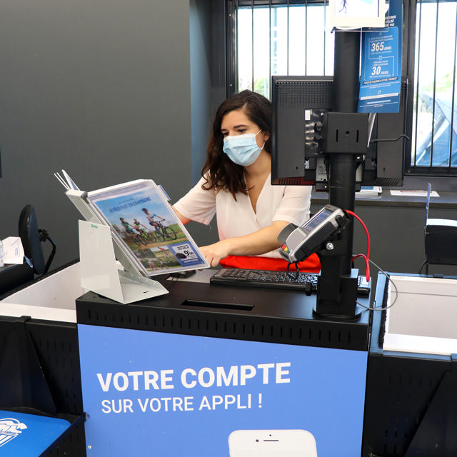 Tarifold Antimicrobial Desktop Reference & Display System - 10 White Pockets, Letter-Size